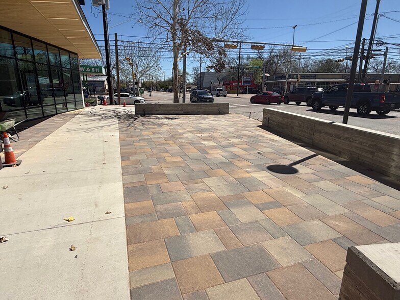 More Photos Of 2422 E 7th St, Austin Office For Lease