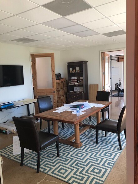 More Photos Of 230 S Grants Ln, Fort Worth Light Distribution For Sale