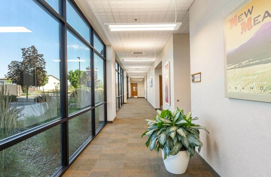 More Photos Of 704 E United Heritage Ct, Meridian Office For Sale