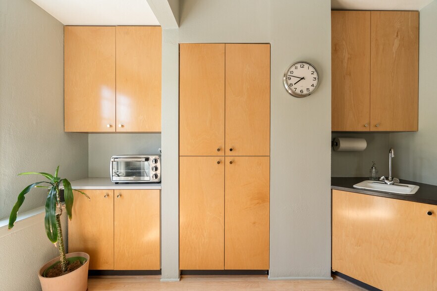 More Photos Of 588 N Larchmont Blvd, Los Angeles Office For Lease