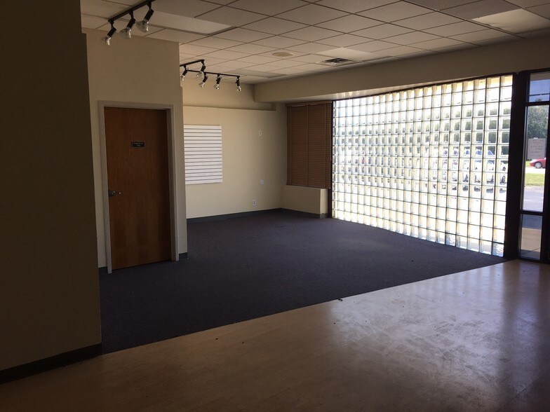 More Photos Of 761 NW Main St NW, Bourbonnais Office For Lease
