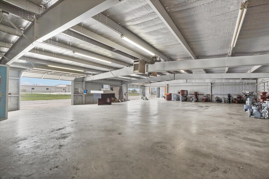 More Photos Of 2305 N Main St, Cleburne Flex For Sale