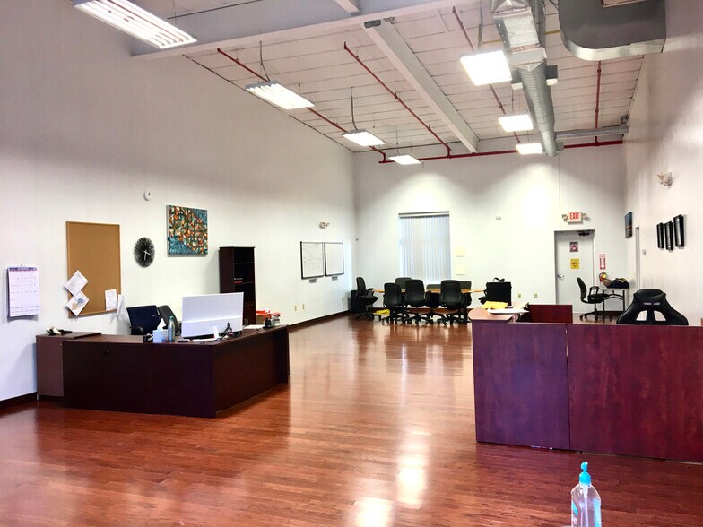 More Photos Of 2 Amboy Ave, Woodbridge Warehouse For Lease