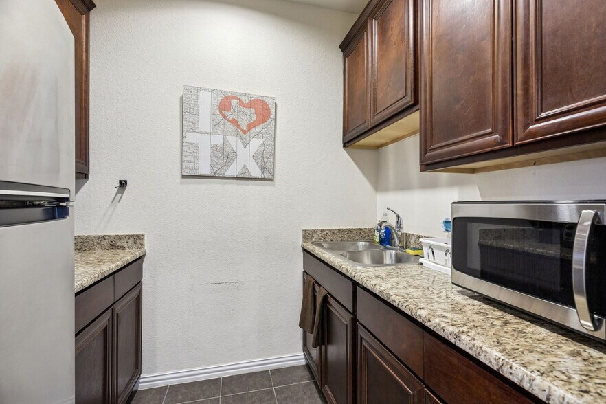 More Photos Of 6636 N Riverside Dr, Fort Worth Office For Lease