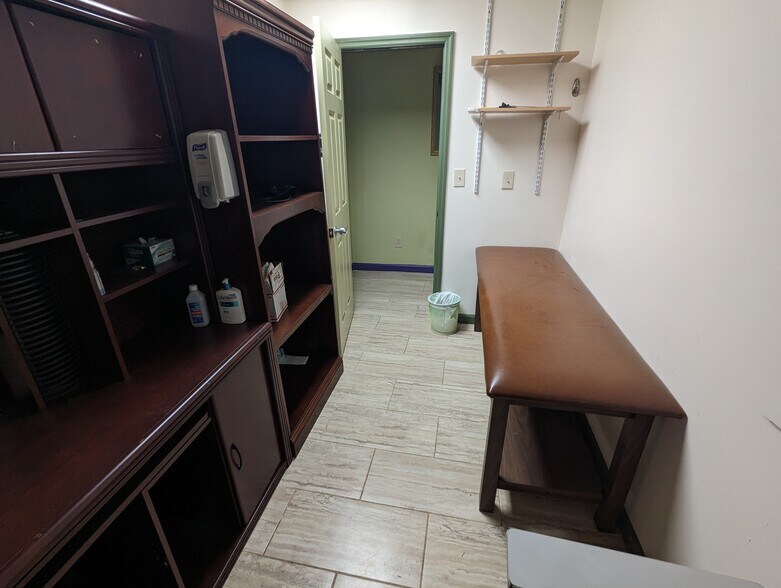 More Photos Of 16 Reeves Ave, Hamilton Office For Sale