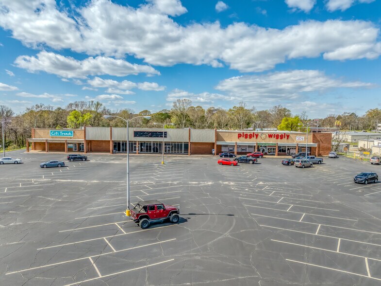 More Photos Of 205 S Elm St, Tuskegee General Retail For Lease