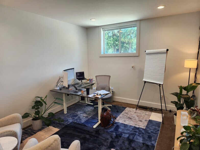 More Photos Of 920 Dauphin St, Mobile Office For Sale