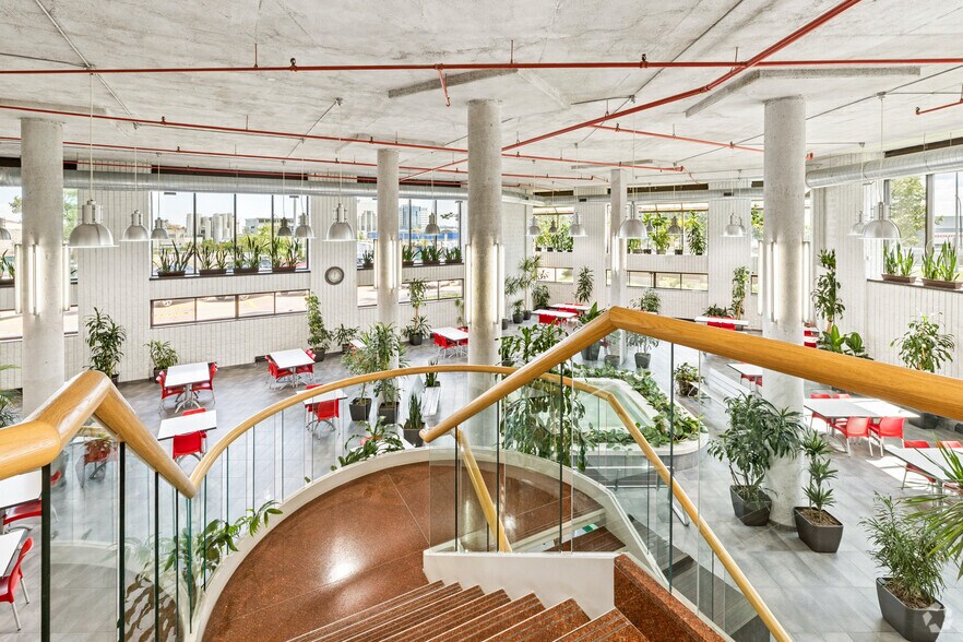 More Photos Of 6555 Boul Métropolitain E, Montréal Office For Lease
