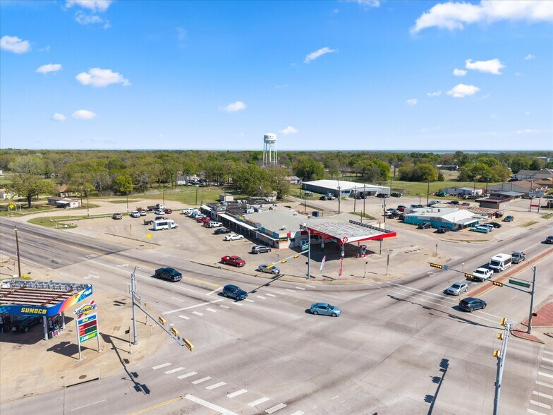 More Photos Of 101 N Seven Points Dr, Kemp Service Station For Sale