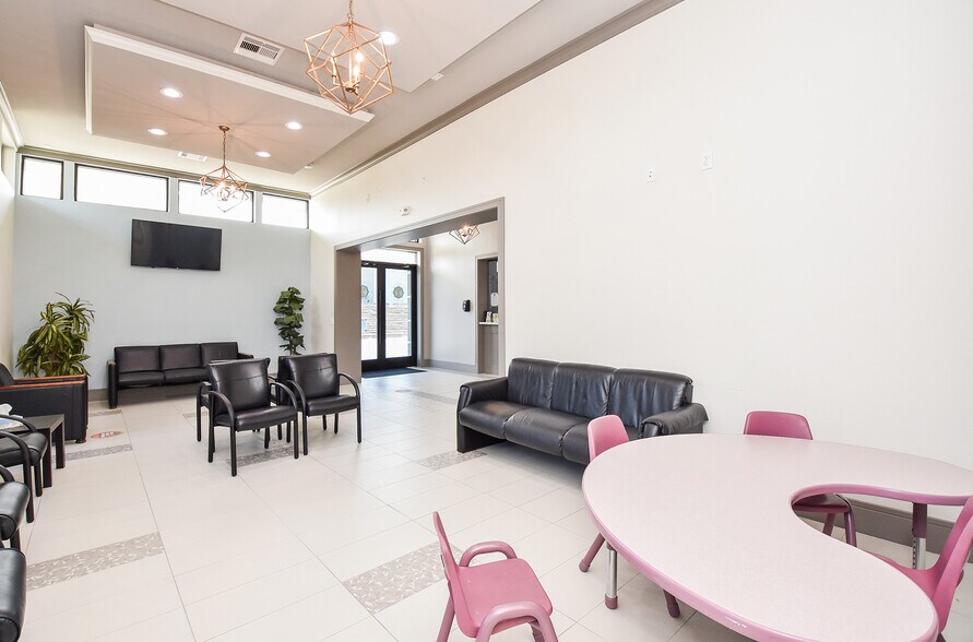 More Photos Of 8703 Meadowcroft Dr, Houston Medical For Sale