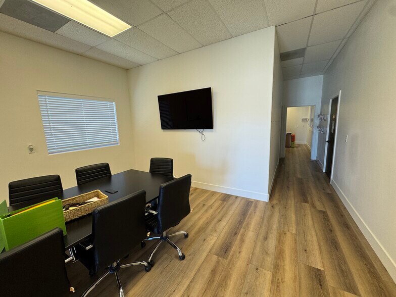 More Photos Of 215 W Ash St, Fallbrook Light Distribution For Lease