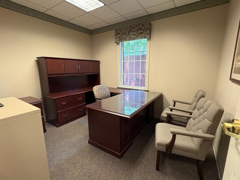 More Photos Of 998 3rd St, Beaver Office For Sale