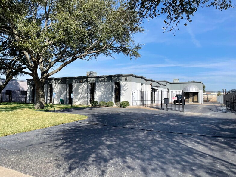 Primary Photo Of 10702 Fallstone Rd, Houston Flex For Sale