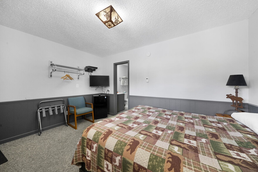 More Photos Of 10422 Cadillac Hwy, Thompsonville Hotel For Sale