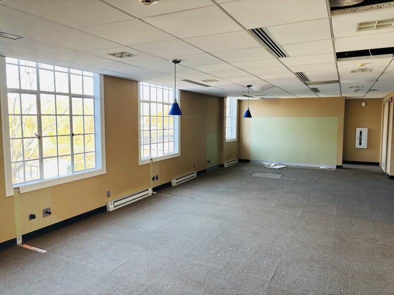 More Photos Of 1345 Old Northern Blvd, Roslyn Storefront Retail Office For Sale