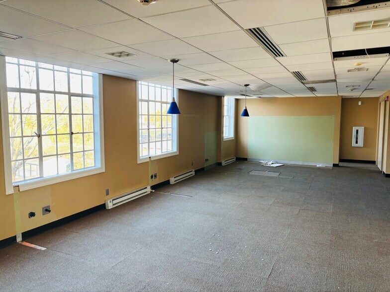 More Photos Of 1345 Old Northern Blvd, Roslyn Storefront Retail Office For Lease