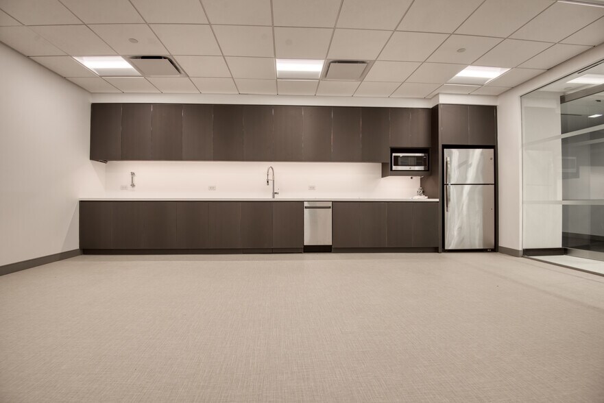 More Photos Of 711 Third Ave, New York Office For Lease