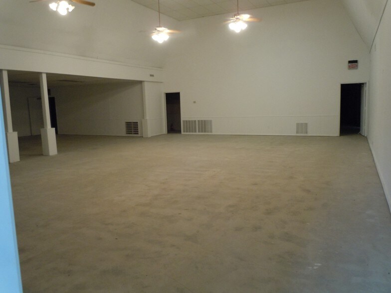 More Photos Of 108 SE 6th St, Abilene Specialty For Sale