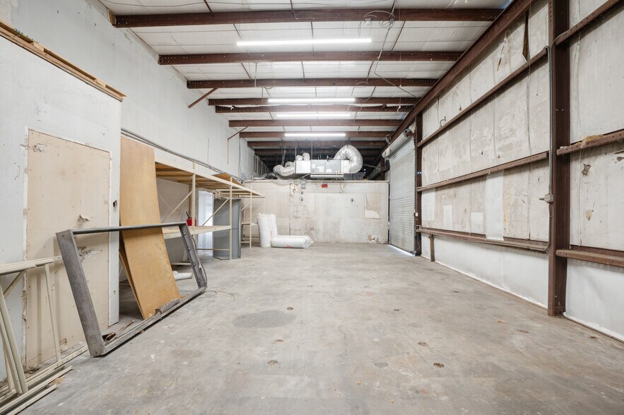 More Photos Of 1925 12th St, Sarasota Light Manufacturing For Lease