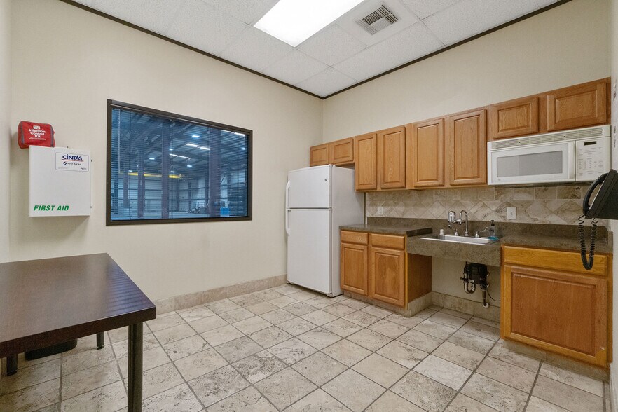 More Photos Of 5119 Hiltonview Rd, Houston Warehouse For Lease