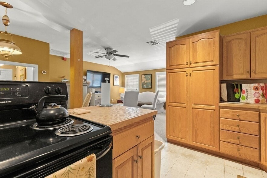 More Photos Of 258 Edgartown Vineyard Haven Rd, Edgartown Medical For Sale