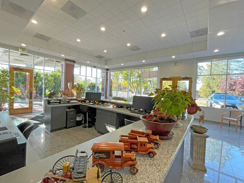 More Photos Of 9670 Old Redwood Hwy, Windsor Service For Sale