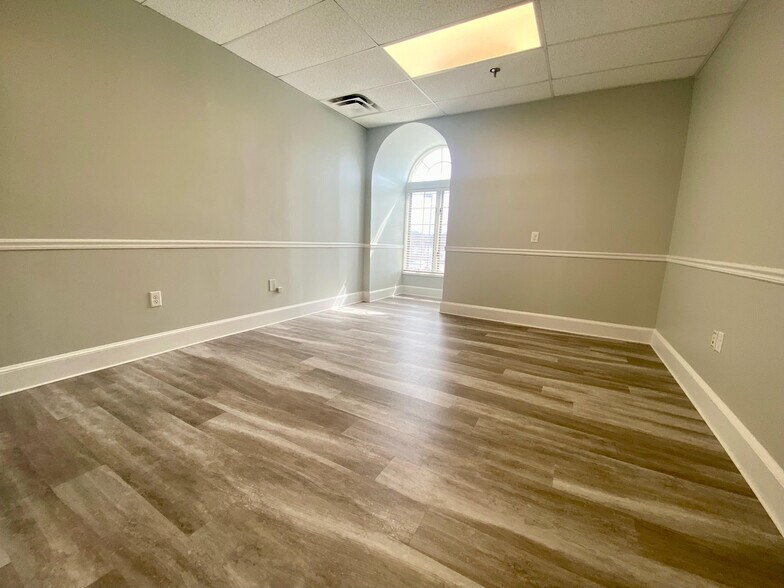 More Photos Of 1060 Osgood St, North Andover Storefront Retail Office For Lease