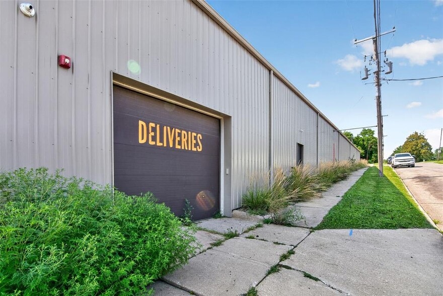 More Photos Of 2401 Hickman Rd, Des Moines Warehouse For Sale