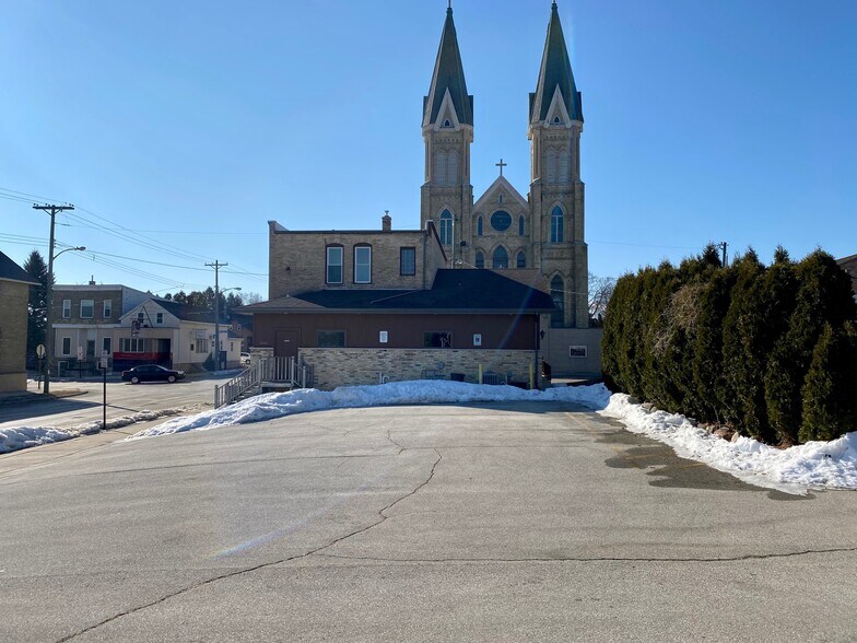 More Photos Of 2102 Marshall St, Manitowoc Flex For Lease