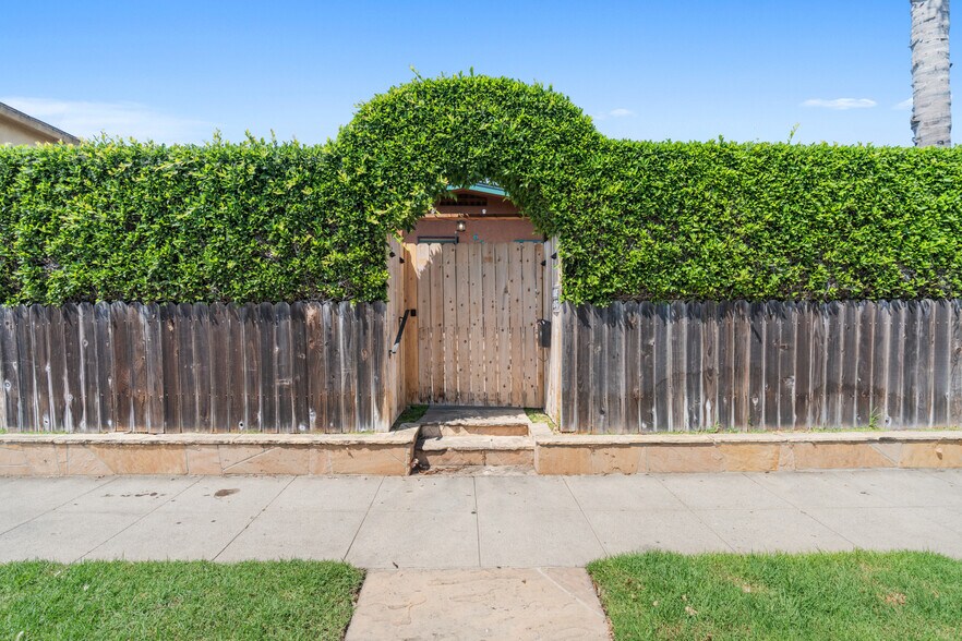 More Photos Of 659 Vernon Ave, Venice Apartments For Sale