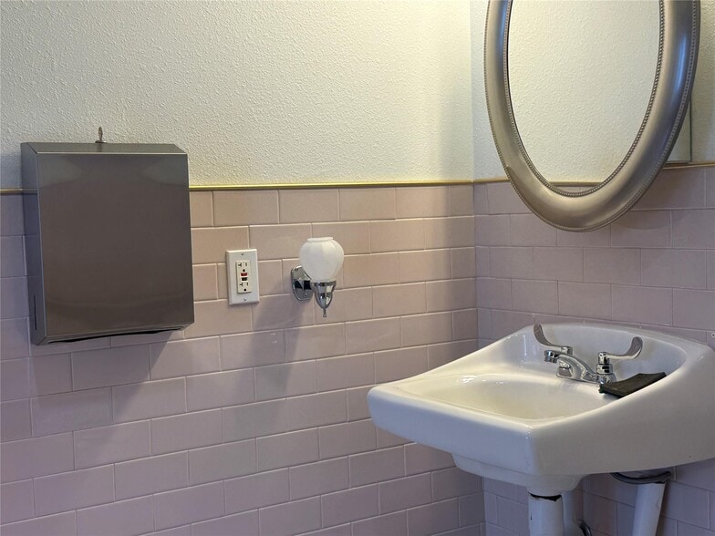 More Photos Of 5208 Village Creek Dr, Plano Office For Sale