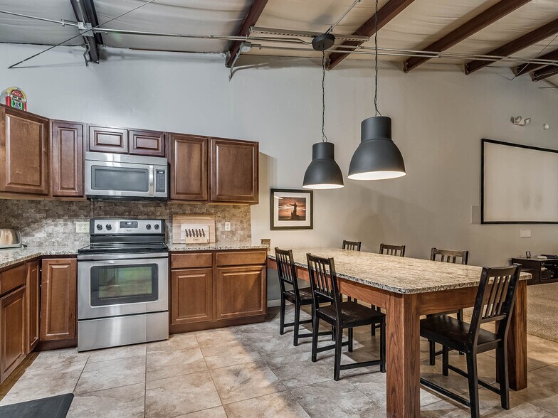 More Photos Of 6355 Boucher Dr, Edmond Showroom For Lease