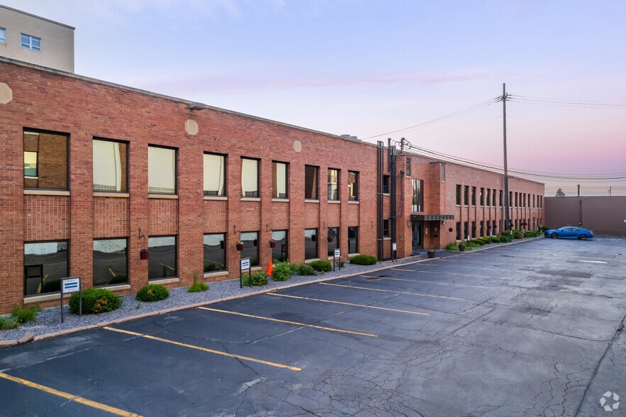 More Photos Of 414 E Walnut St, Green Bay Office For Lease