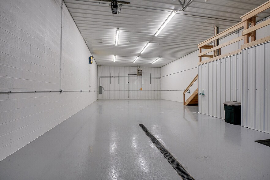 More Photos Of 1307 S Schoolhouse Rd, New Lenox Warehouse For Lease