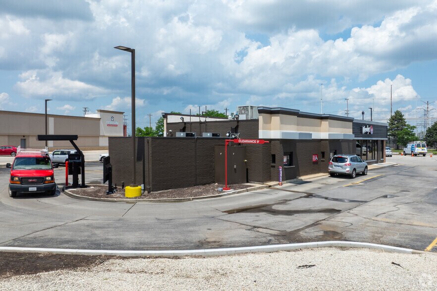More Photos Of 8309 W Golf Rd, Niles Fast Food For Lease
