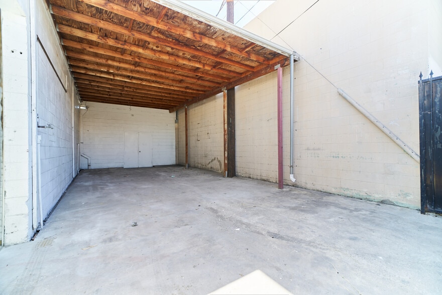More Photos Of 15013-15019 Califa St, Van Nuys Manufacturing For Lease