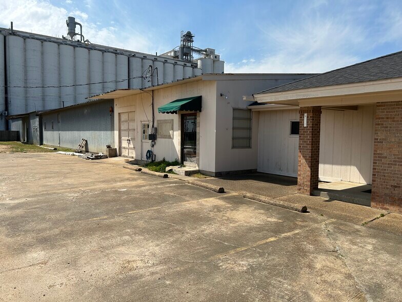 More Photos Of 711 Highway 82 W, Greenwood Warehouse For Sale