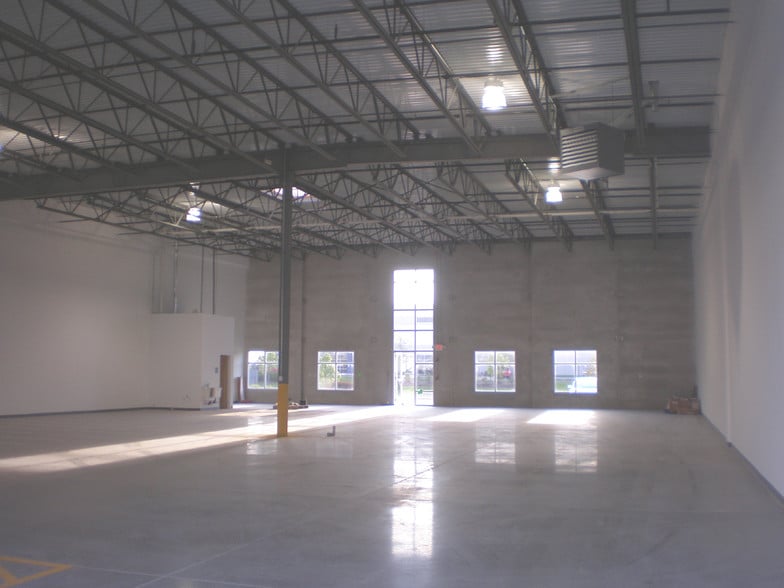 More Photos Of 140-148 S Pinnacle Dr, Romeoville Warehouse For Lease
