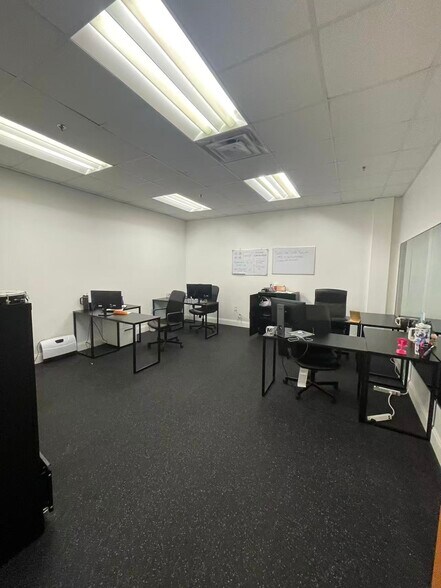 More Photos Of 7075 Kingspointe Pky, Orlando Showroom For Sale