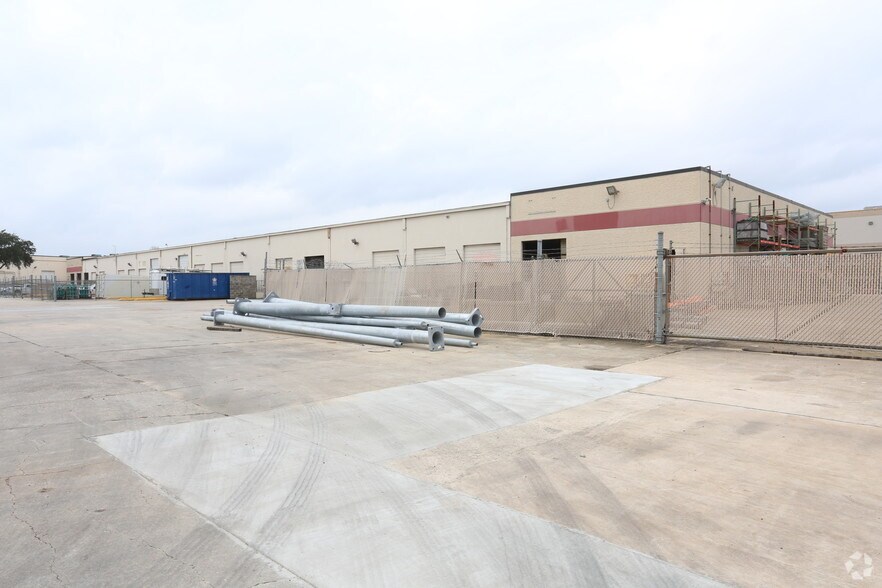 More Photos Of 16550-16560 Air Center Blvd, Houston Warehouse For Lease