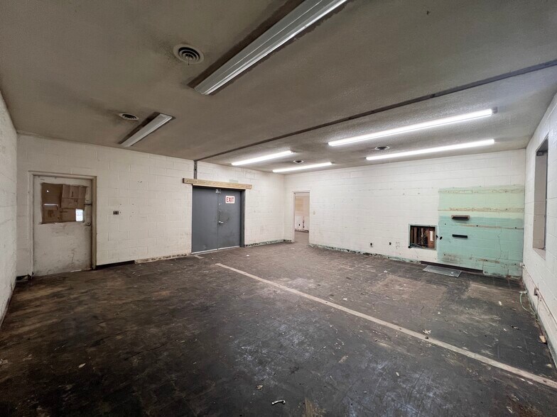 More Photos Of 211 W Walnut Ave, McKenzie General Retail For Sale