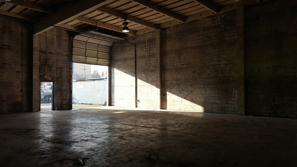 More Photos Of 251 NE Kilpatrick St, Portland Warehouse For Lease