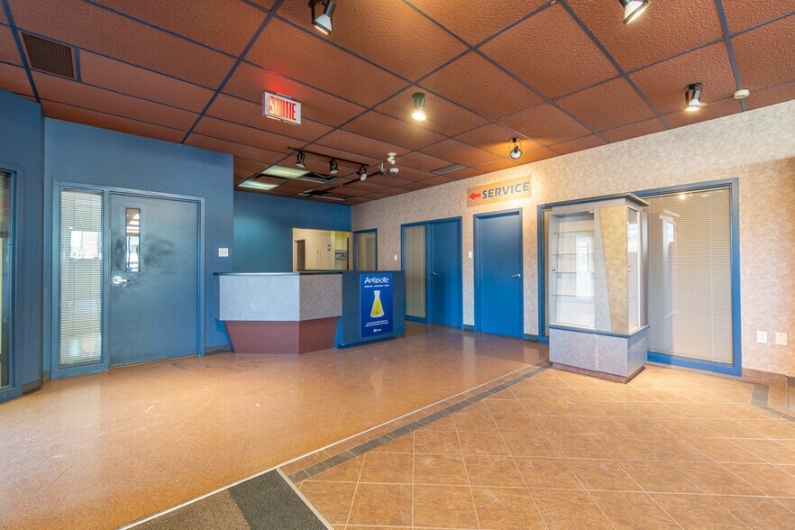 More Photos Of 786 St King E, Sherbrooke Storefront Retail Office For Sale