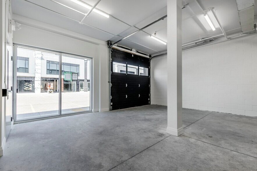 More Photos Of 587 Hanlon Creek Blvd, Guelph Showroom For Lease