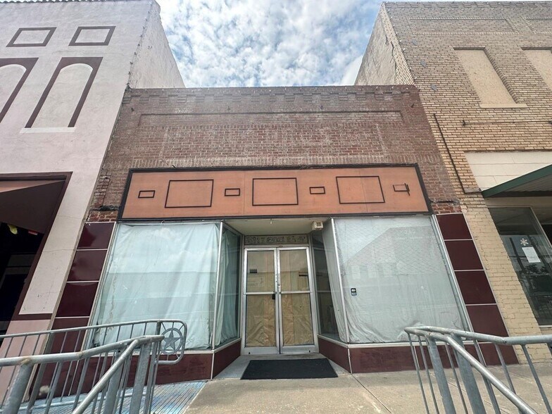 More Photos Of 214 N Mason St, Bowie General Retail For Sale