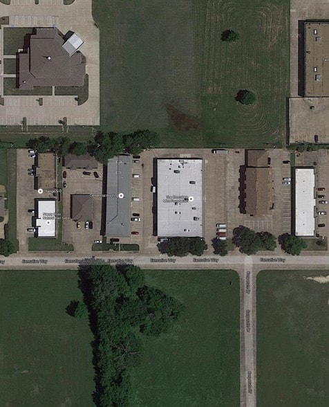 More Photos Of 201 Executive Way, DeSoto Showroom For Lease