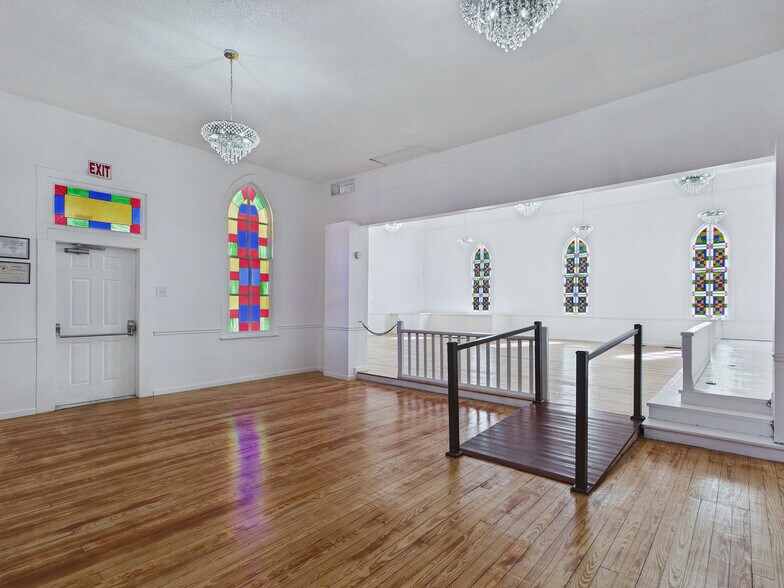 More Photos Of 407 Jacob St, Saint Jacob Specialty For Sale