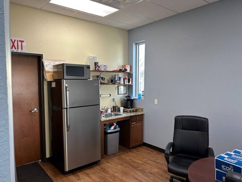 More Photos Of 4722 College Park, San Antonio Light Distribution For Sale