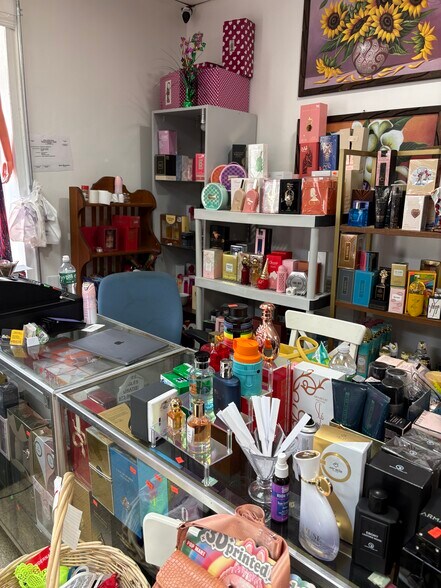 More Photos Of 389 Somerset St, Somerset Storefront Retail Residential For Lease