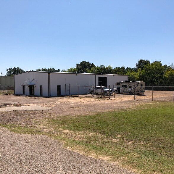 More Photos Of 5871 FM 2767, Tyler Warehouse For Lease